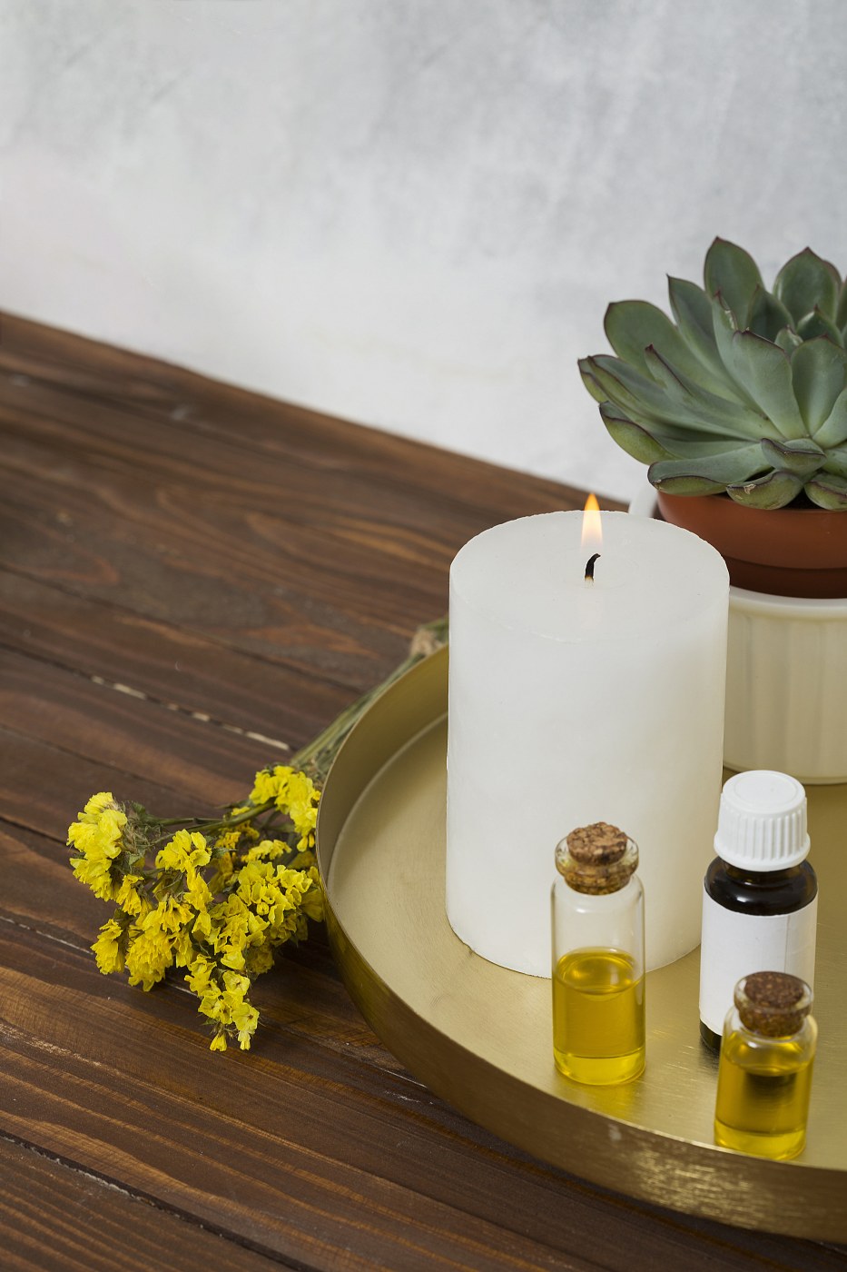 Fleurs, bougie et flacon naturel